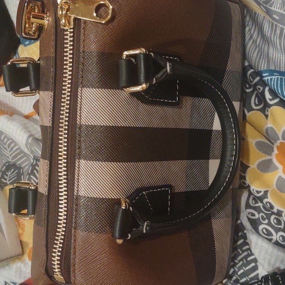 Burberry Handbags - Mini Burberry purse